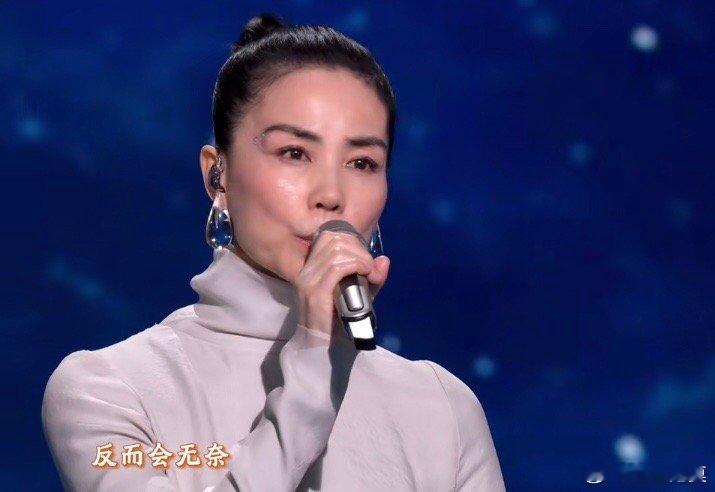 王菲 真妈妈来了谁给王菲画的眉毛王菲接了李谷一的班 只有我觉得王菲这首歌不好听吗