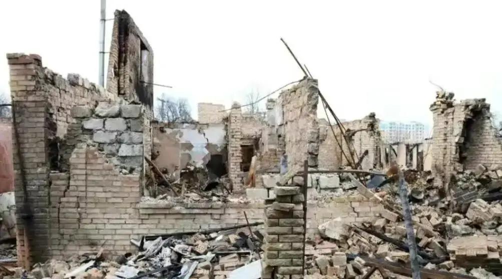 2025年8月底，乌克兰政府突然放开政策，允许18到22岁的年轻男生自由出境。之