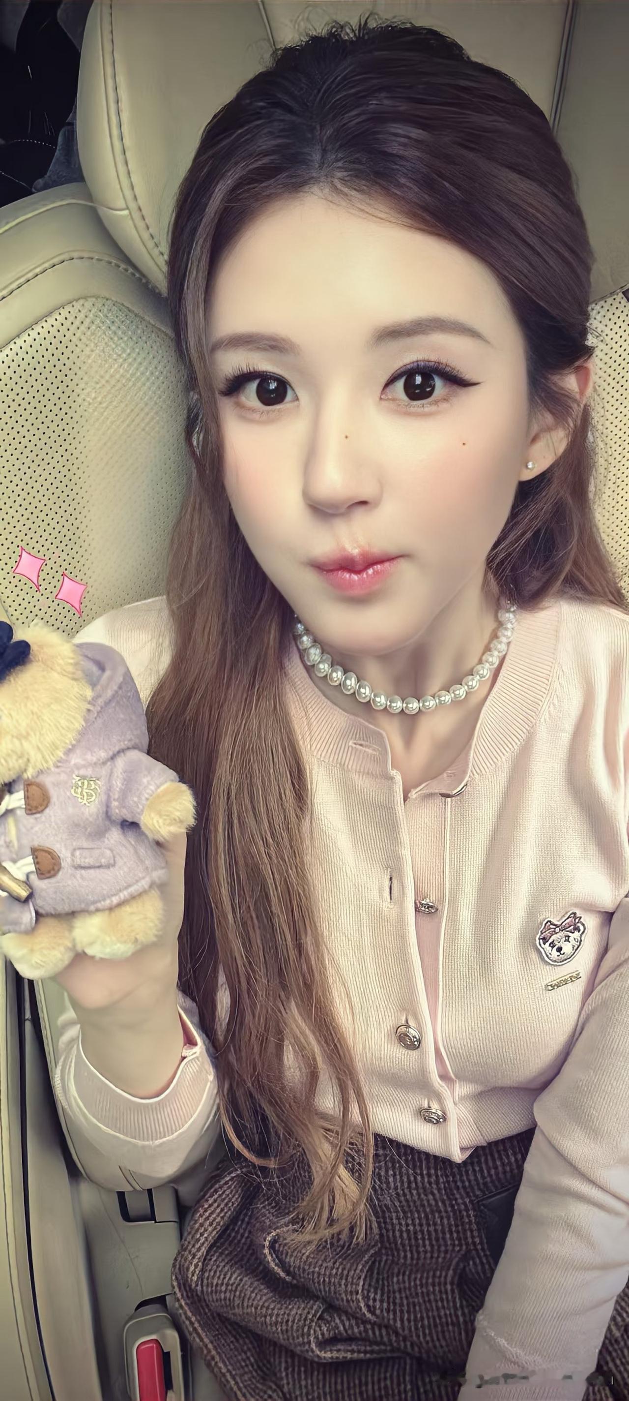 车上浅拍一张，露思的小熊好抢镜