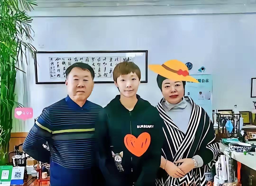 王曼昱在这个9月登顶世界乒坛排名第一，实至名归。时隔8年再次获得亚运会女单冠军。