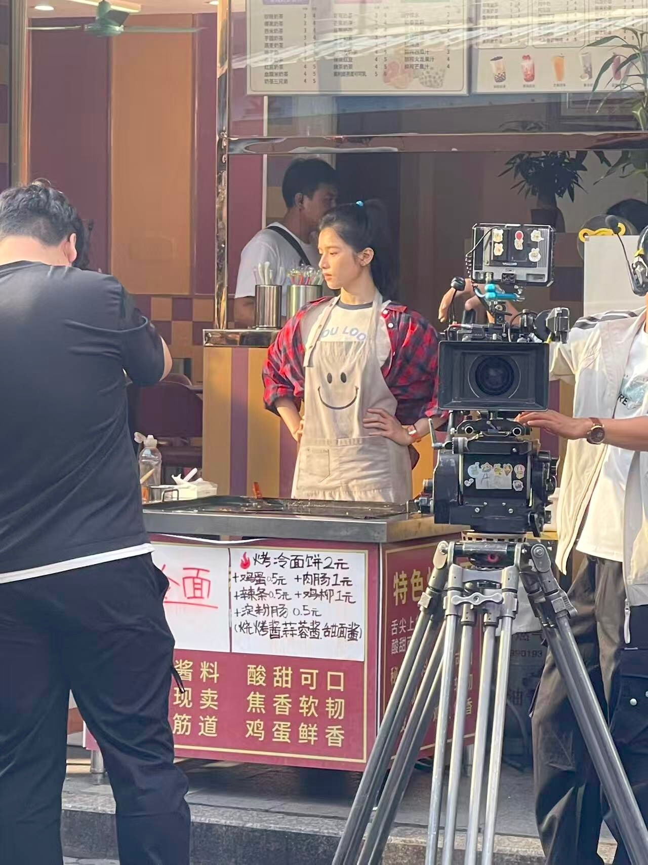 偶遇张婧仪做烤冷面 好萌张婧仪