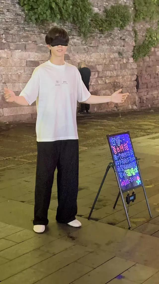 行为很好，但不怕狐臭吗？！

陈立农在街头陌生拥抱！

7月20日宁波演唱会一结