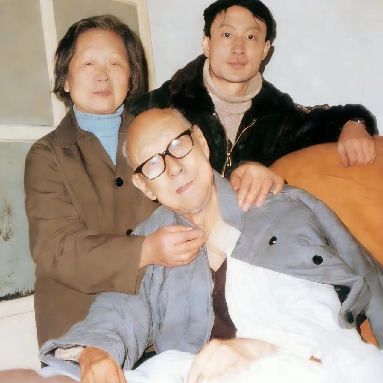 1982年，张伯驹最后一次留影，他一辈子向故宫捐献了三万余件文物，值得一提的是，