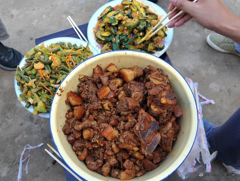 做饭这事儿，对我来说，就像坐过山车，时难时易。
简单的时候，煮个泡面、煎个鸡蛋，