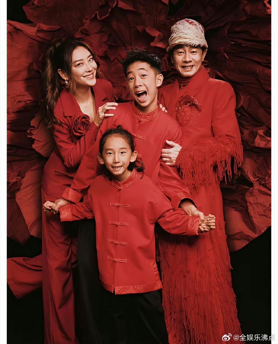 应采儿陪jasper留学 伦敦地铁偶遇应采儿，身边jasper乖巧懂事。之前vl