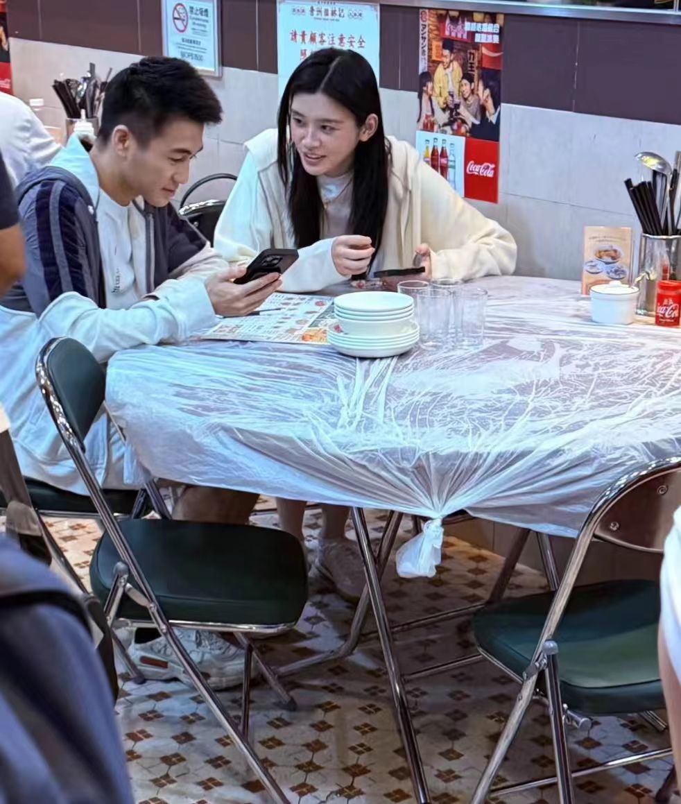 澳门餐厅偶遇何猷君奚梦瑶何猷君给奚梦瑶拉椅子网友澳门餐厅偶遇何猷君奚梦瑶 ，就座