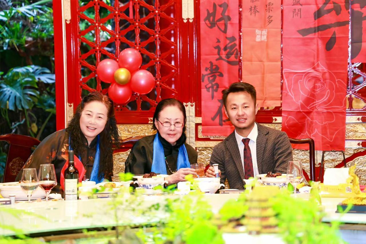 世界领袖中国行
社交家创始人、高鹏会会长、众企联战略合伙人张迅诚与黑山共和国首任