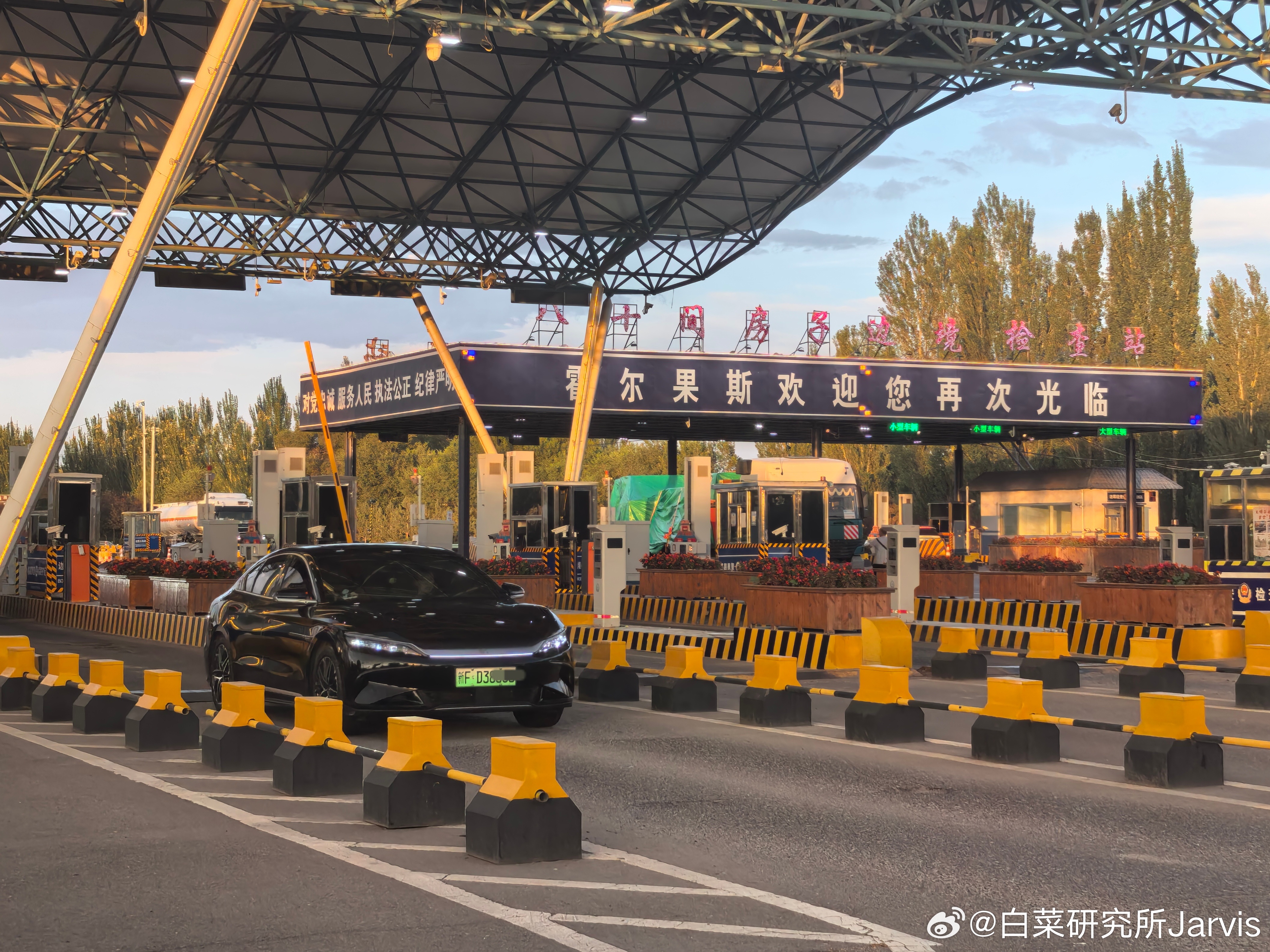 明天在这里闪充一下应该只有我是从西往东走参加活动吧。 霍尔果斯