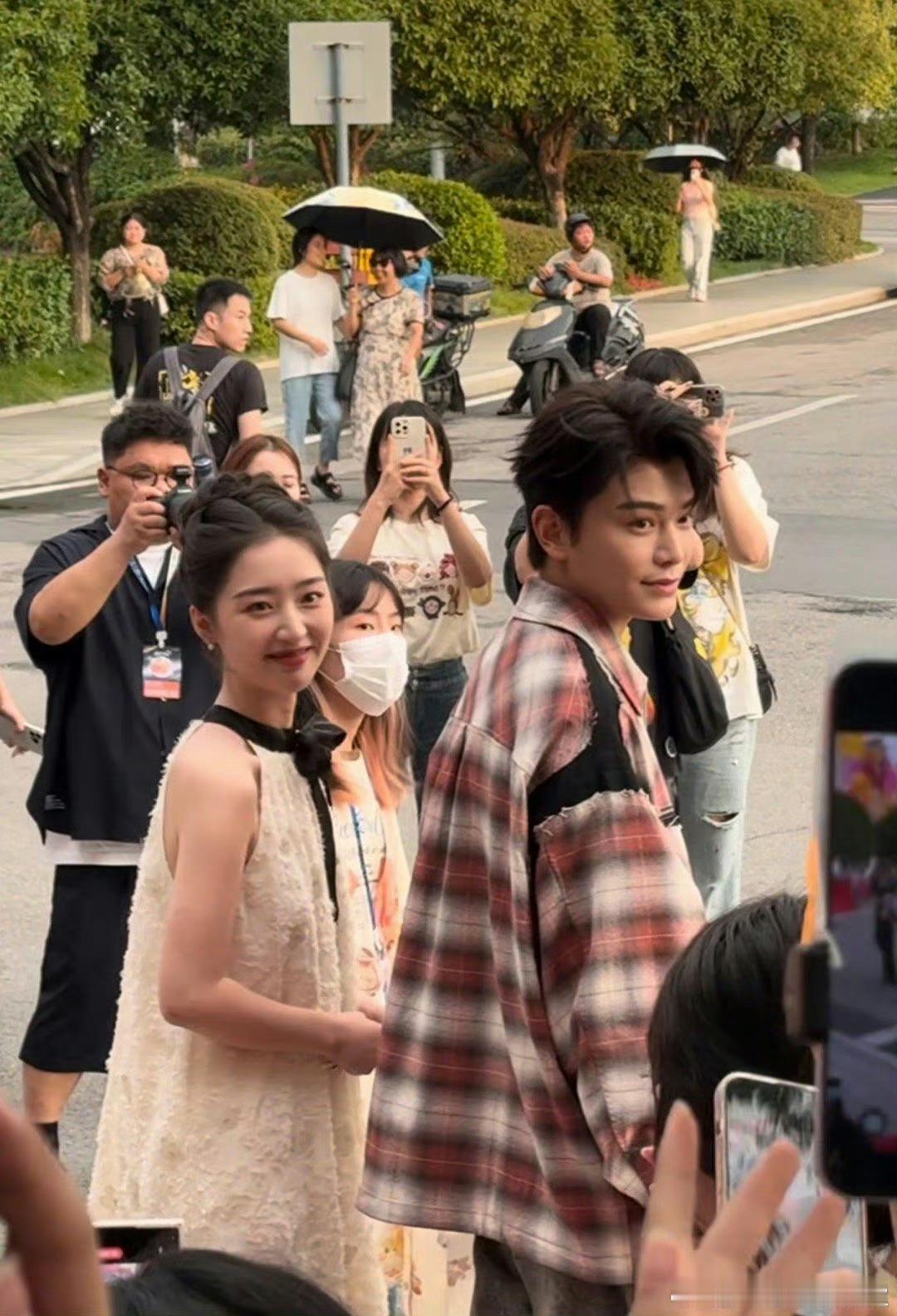 #丁禹兮邓恩熙中秋晚会灯笼饭撒#哇哇哇！！就喜欢这样的售后啊！俩人一起给粉丝送了