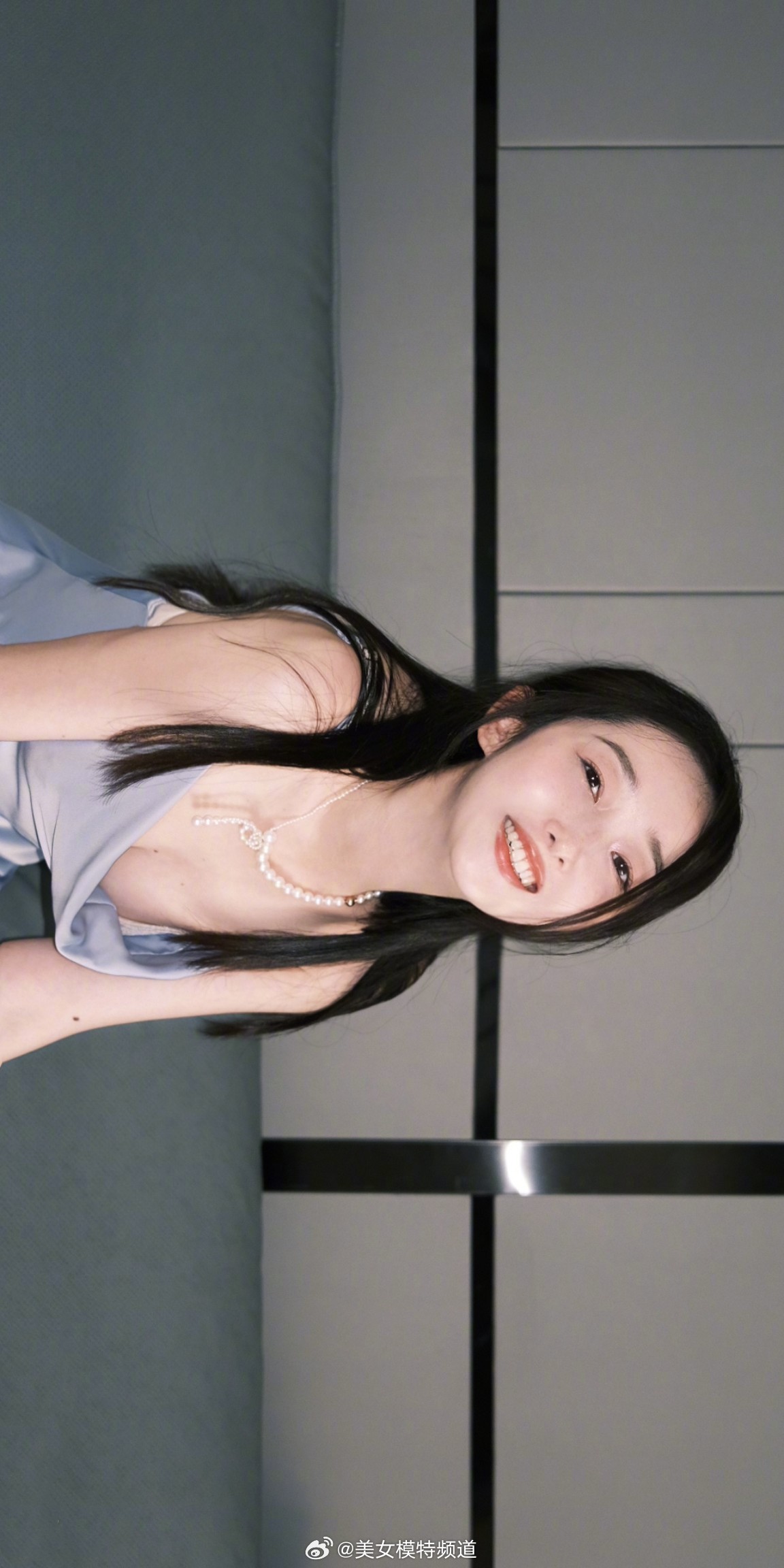 蒋梦婕旗袍麻花辫 