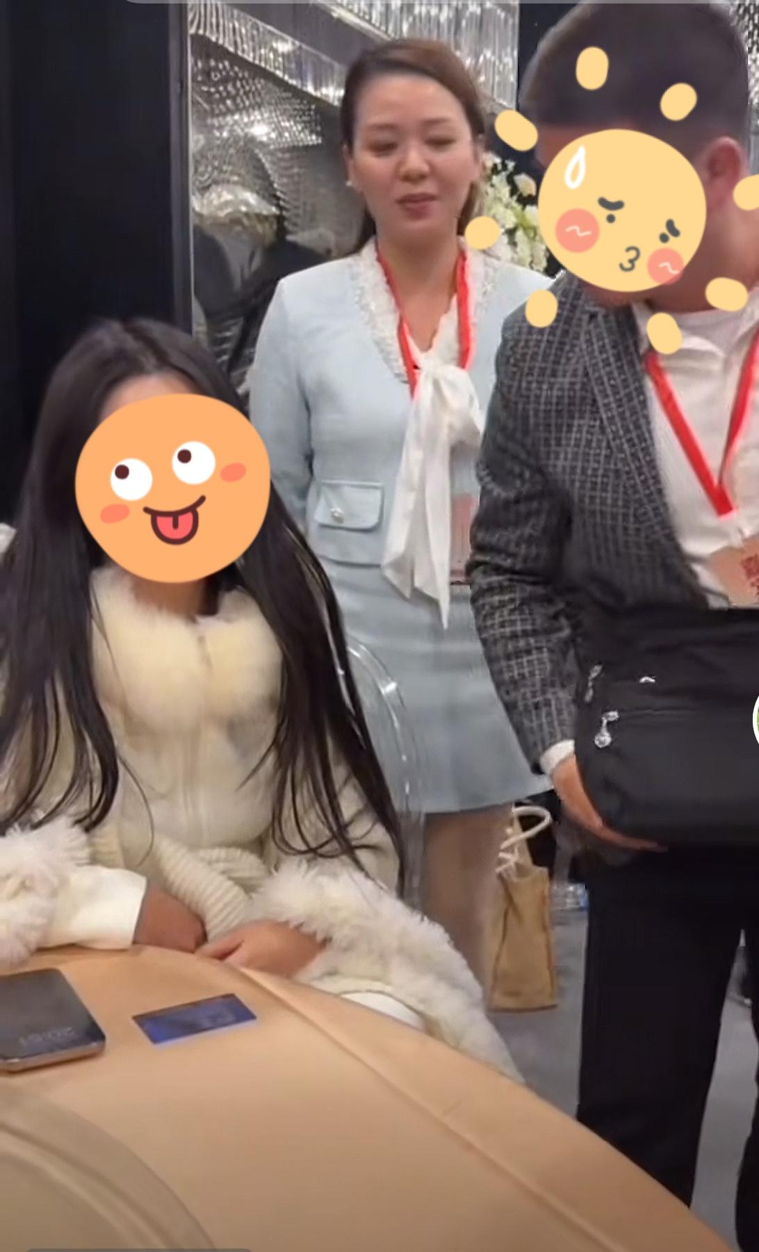 “我家榜上大哥给沈老师刷了几万块钱，两天都不给我坐在沈老师身边直播一下。”沈巍仙