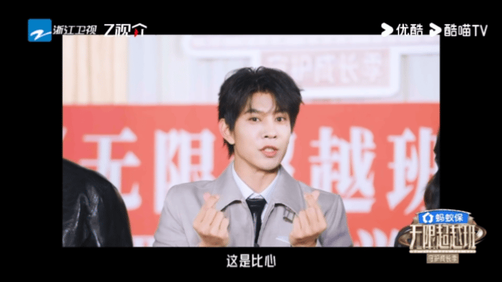 冯建宇饭撒都跟谁学的 冯建宇饭撒名场面从青涩到熟练无缝切换，各种可爱姿势拿捏得恰