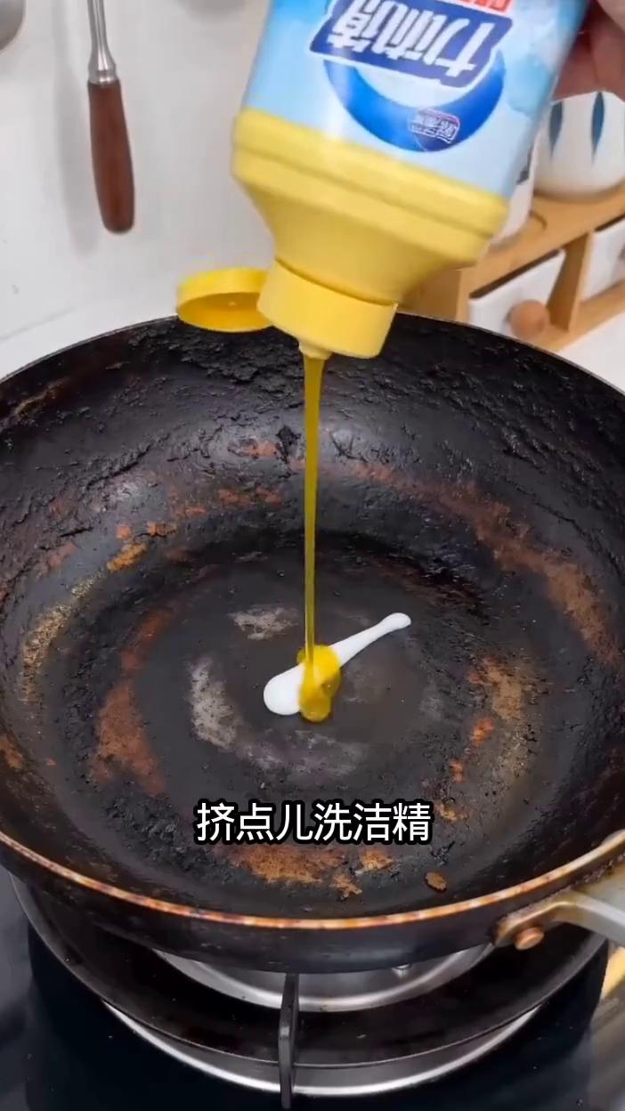 这样清洁炒菜的锅一年都不再粘锅。
锅里挤点牙膏、洗洁精、小苏打，再倒上点白醋，用