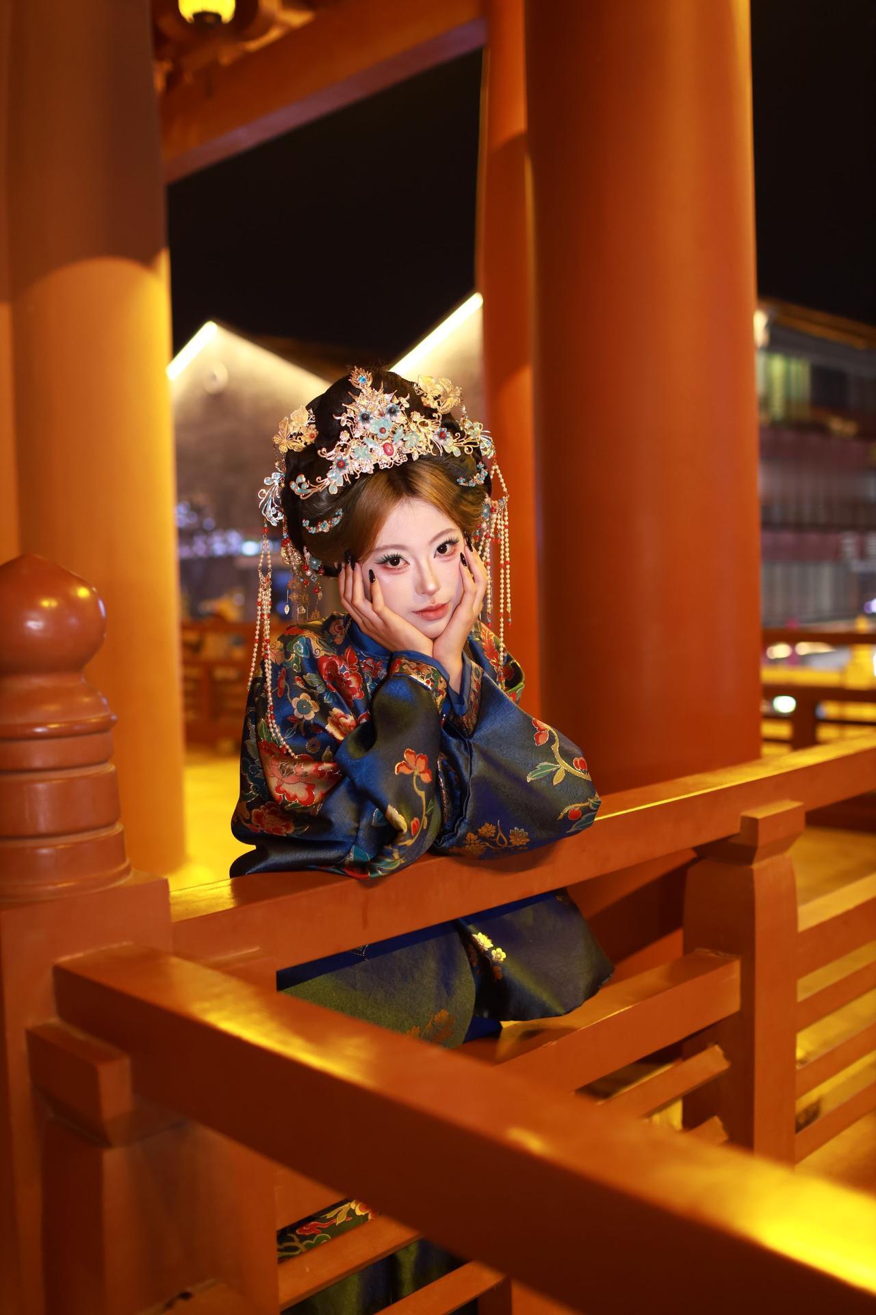 古镇的夜晚，随拍几张。体验感不错。～～宫廷服体验 特色妆造体验 宫廷旅拍 宫廷妆