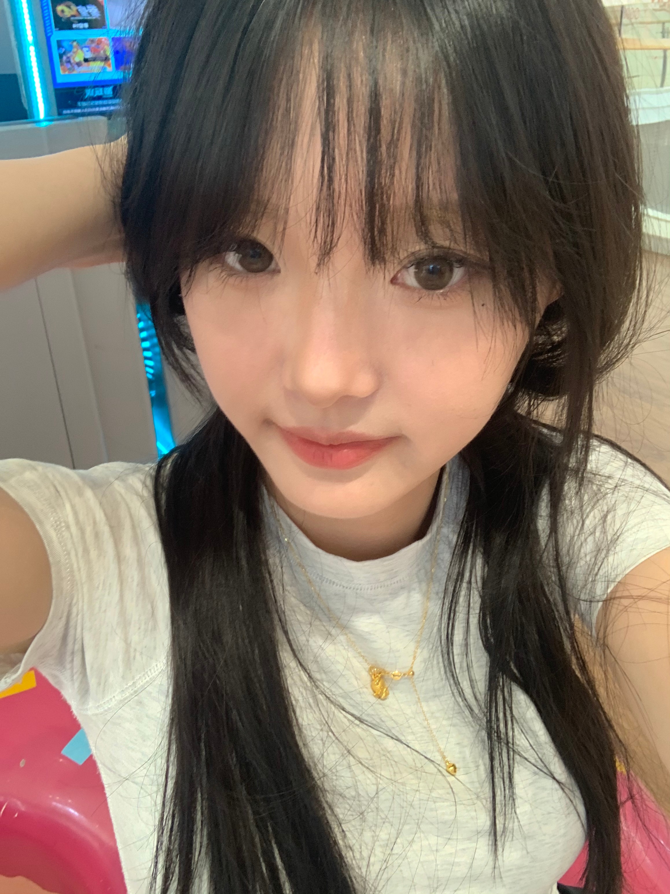 拍照爱弄头发爱嘟嘴的小姐姐 ​​​