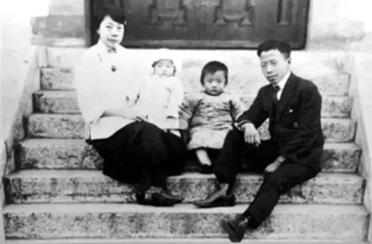 1918年，哈佛校园外，一位衣着整洁的中国留学生正准备启程回国。正当他推开校门之