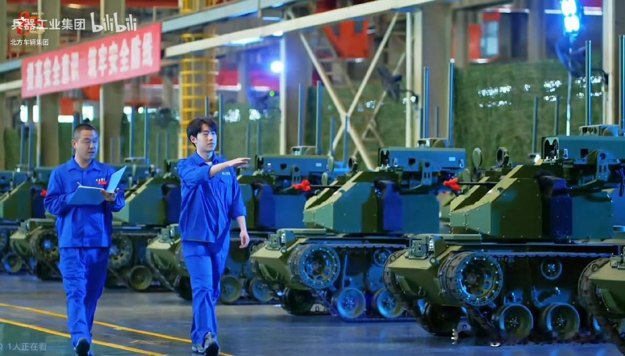 [呲牙] 嚯嚯嚯，典型的中式审美，枪口处扎红布——履带式战斗机器人也量产了，据说