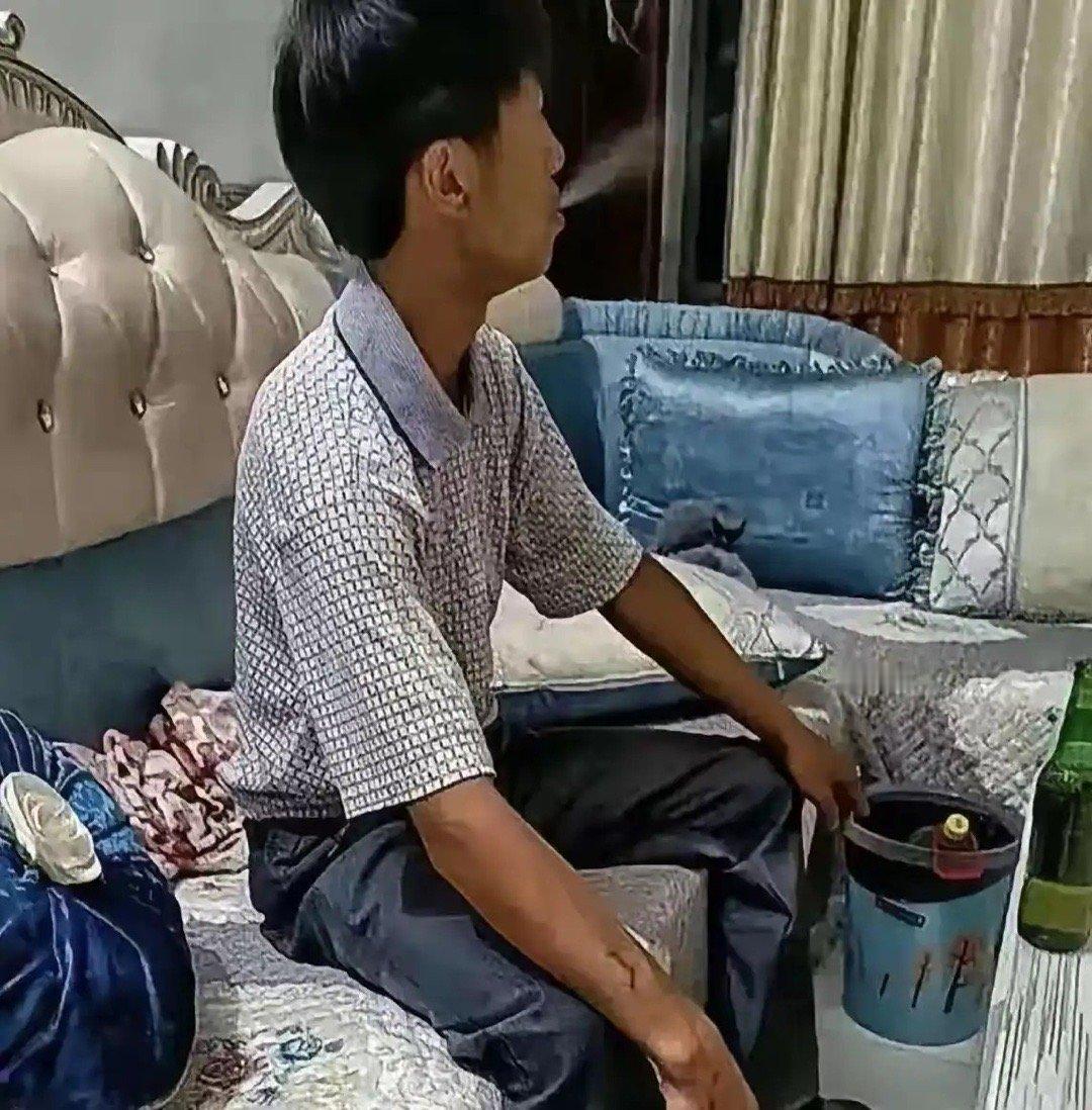 表弟才20岁每天穿成这样 