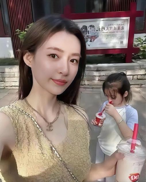 你们觉得这个宝妈的颜值带个女儿，二婚要求彩礼30万过不过分？