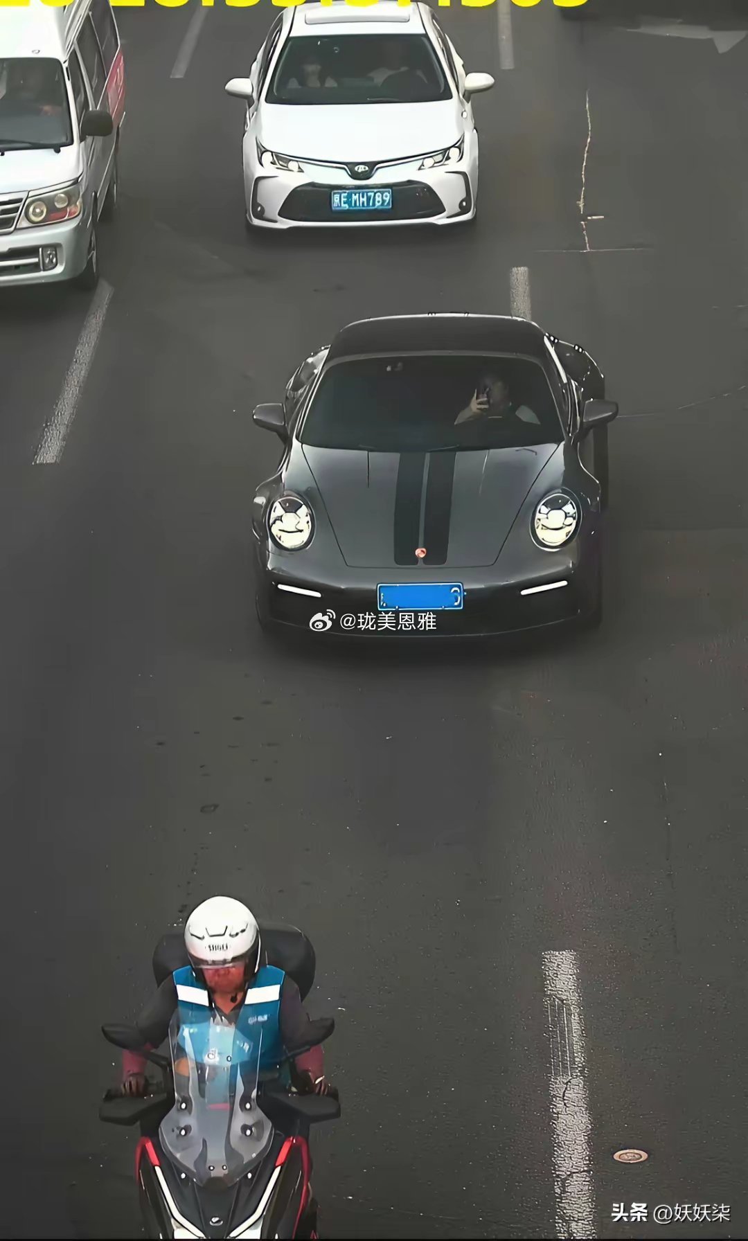 为什么保时捷的司机开着车也要拍闪送的大哥？那张京A的摩托车牌照价值很高吗？ 