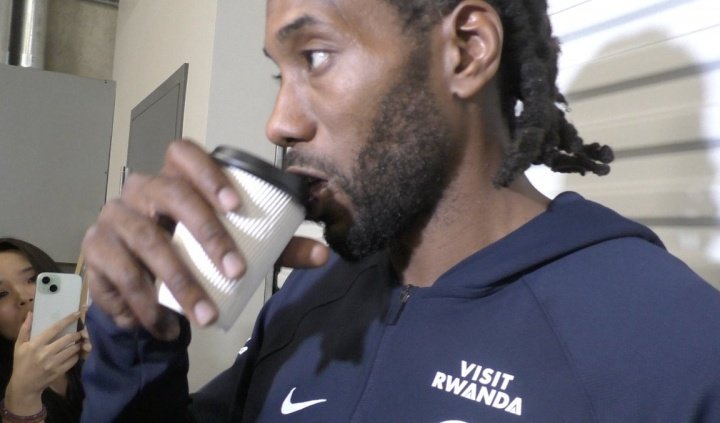 小卡变坏了！今日NBA季前赛，快船对战广州龙狮的赛后记者问小卡杯子里喝的是啥，小