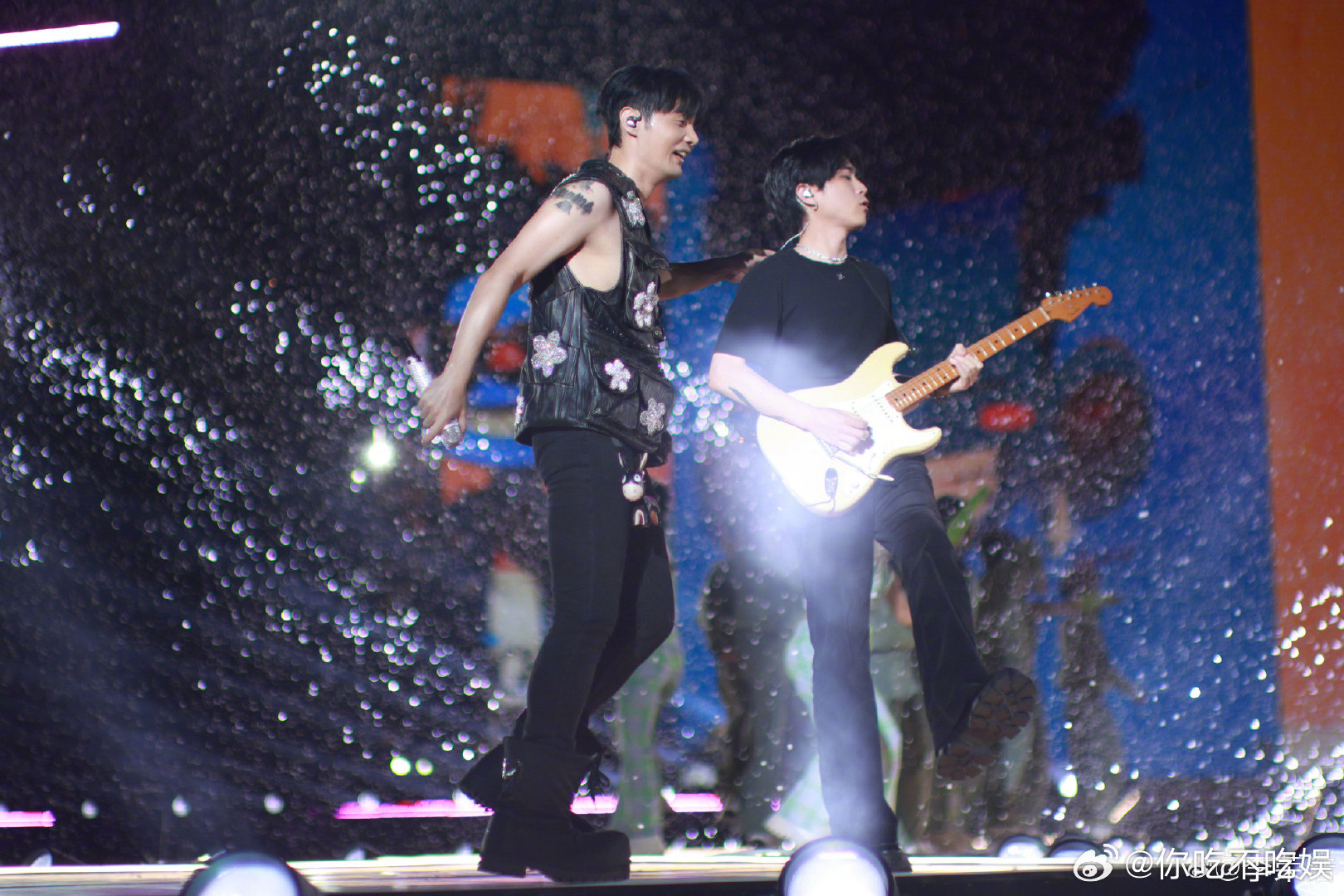 #李荣浩咬吸管好用力#看李荣浩的小表情就知道他在非常用力的咬吸管了，不过拍照依旧