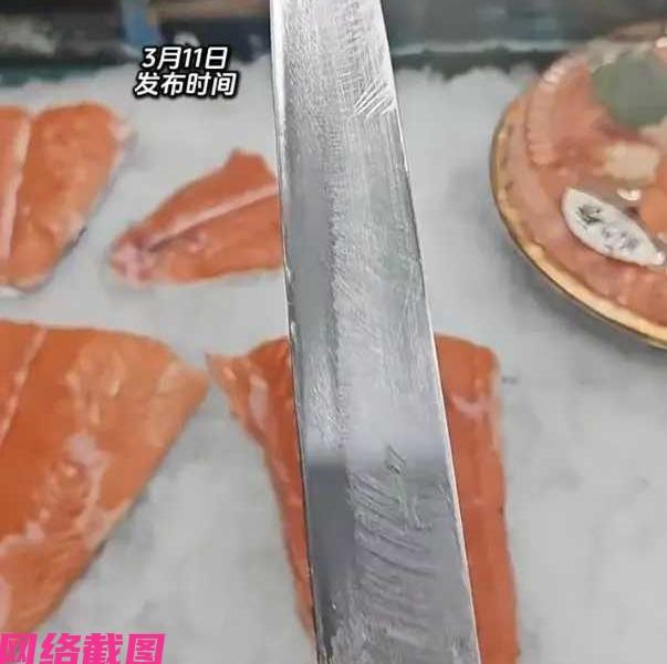 有家男子找来大爷帮忙磨刀，这不直接把男子的柳刃刀最后磨成了双刃刀，这把男子给无语