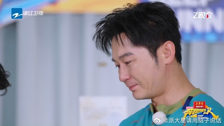 大黑牛这眼泪流得真不顺，低头刚蓄满，抬头想抹，头顶镜头直接“截胡”。他擦泪动作都