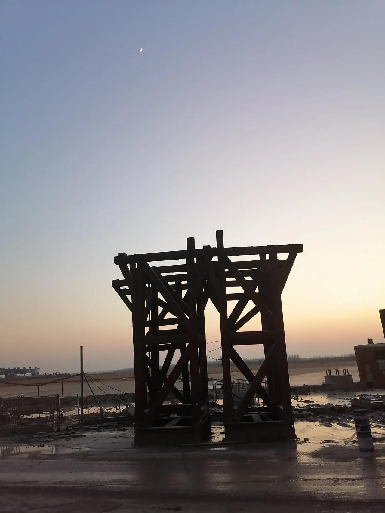 大家好，我是水电工星仔，今天早上莫名被冻醒了，5点不到就卷在床上睡不着。
就躲在