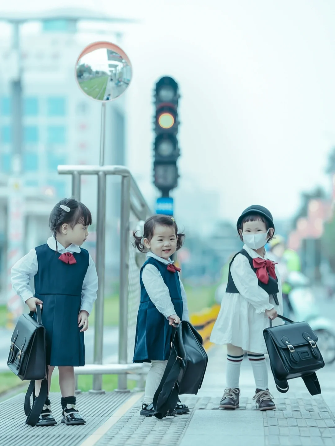 在路上，偶遇三只放学不回家的小可爱吖～