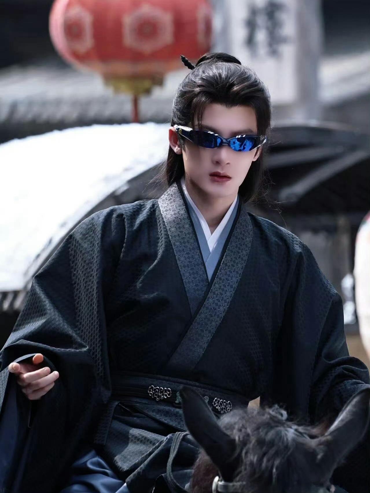 檀健次何不同舟渡戴墨镜骑马路透檀健次戴墨镜骑马路透，好帅！ 