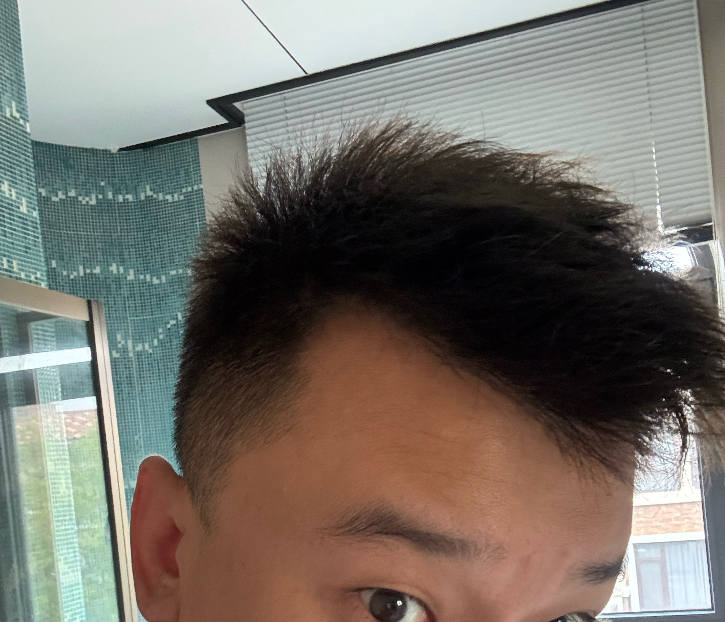 好想烫个锡纸烫。刚问了下我的Tony，说头发太短，不得行。要养一养[苦涩] ​​