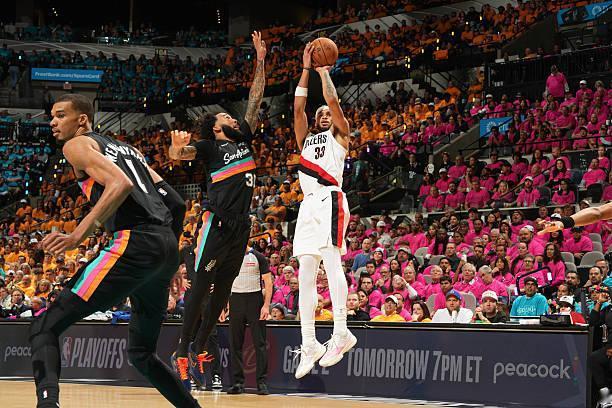 图马尼-卡马拉是真的离谱。常规赛后半段表现明显回暖了，攻防两端都有不错的表现，这