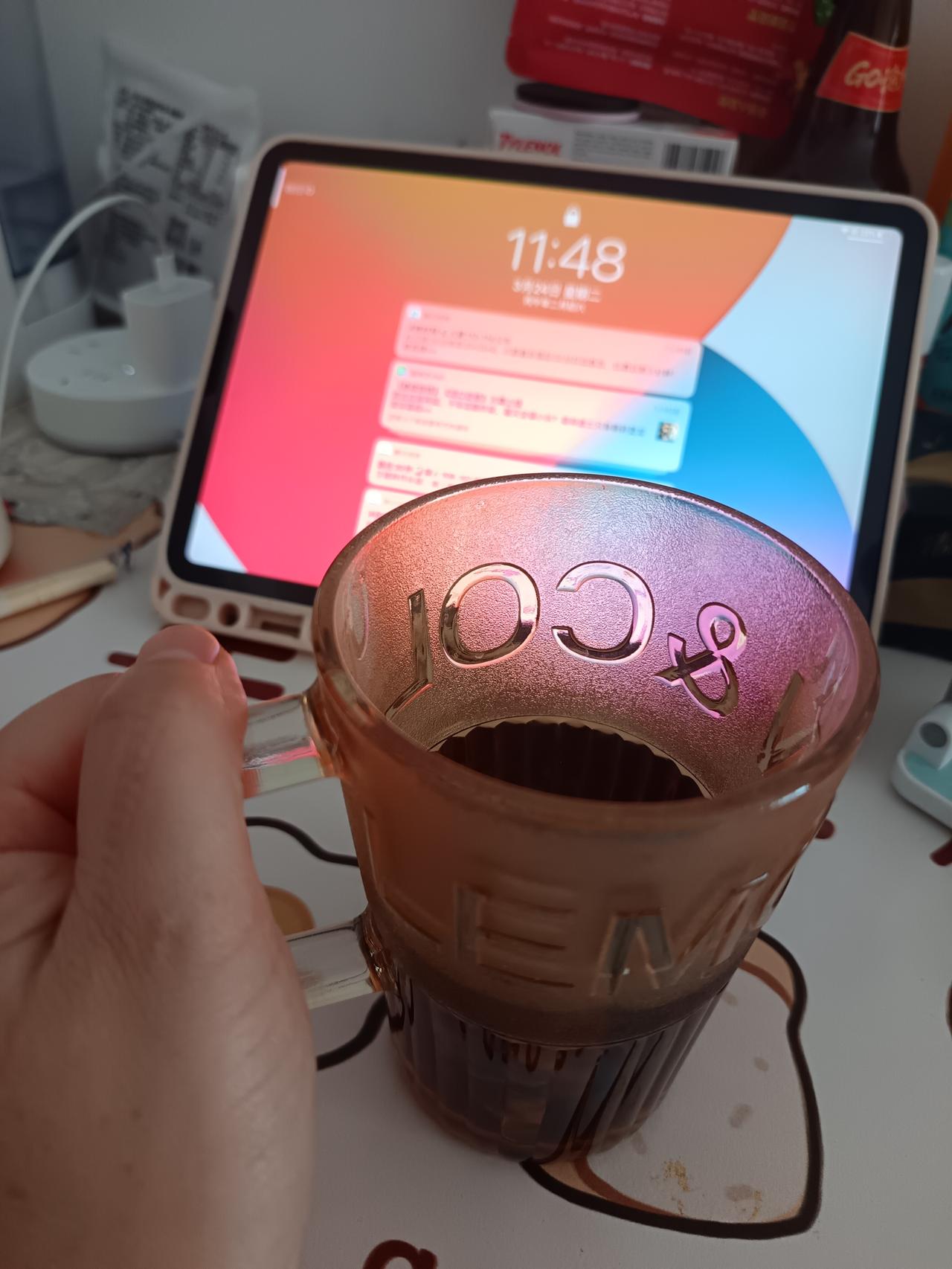 一盏清茶，一部好剧。把琐碎平凡的日子，过成热气腾腾有烟火气息的诗意浪漫。