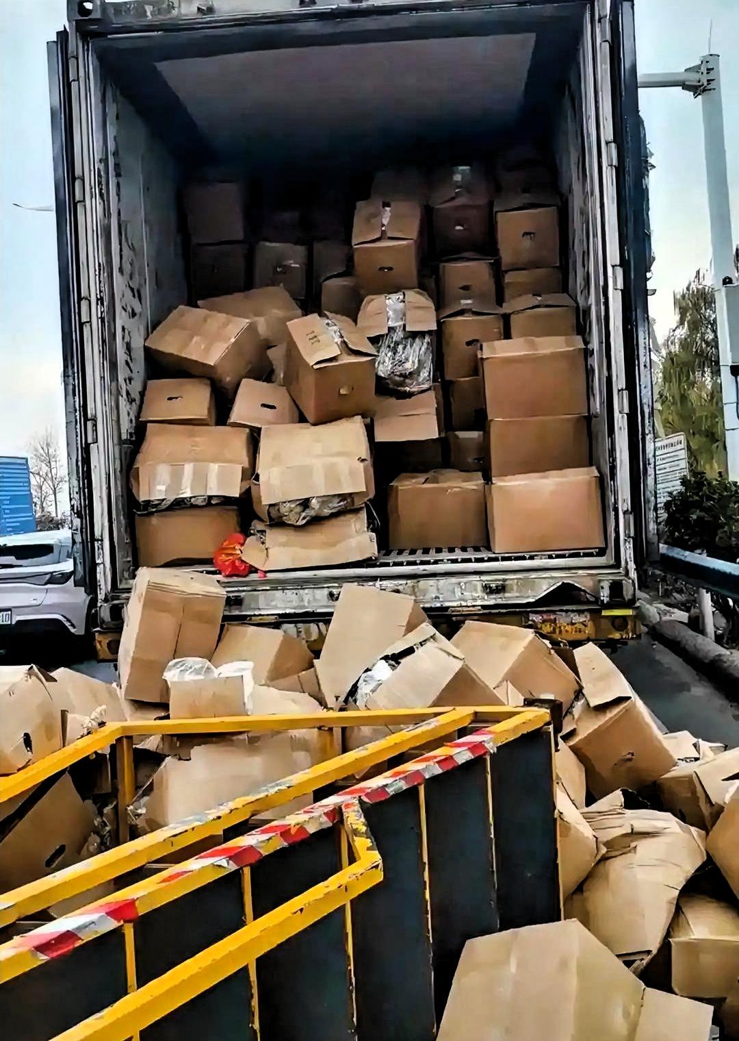 河南商丘货车司机收费站意外坠亡：绿通查验到底是谁的责任？

这件事让大家都炸了锅