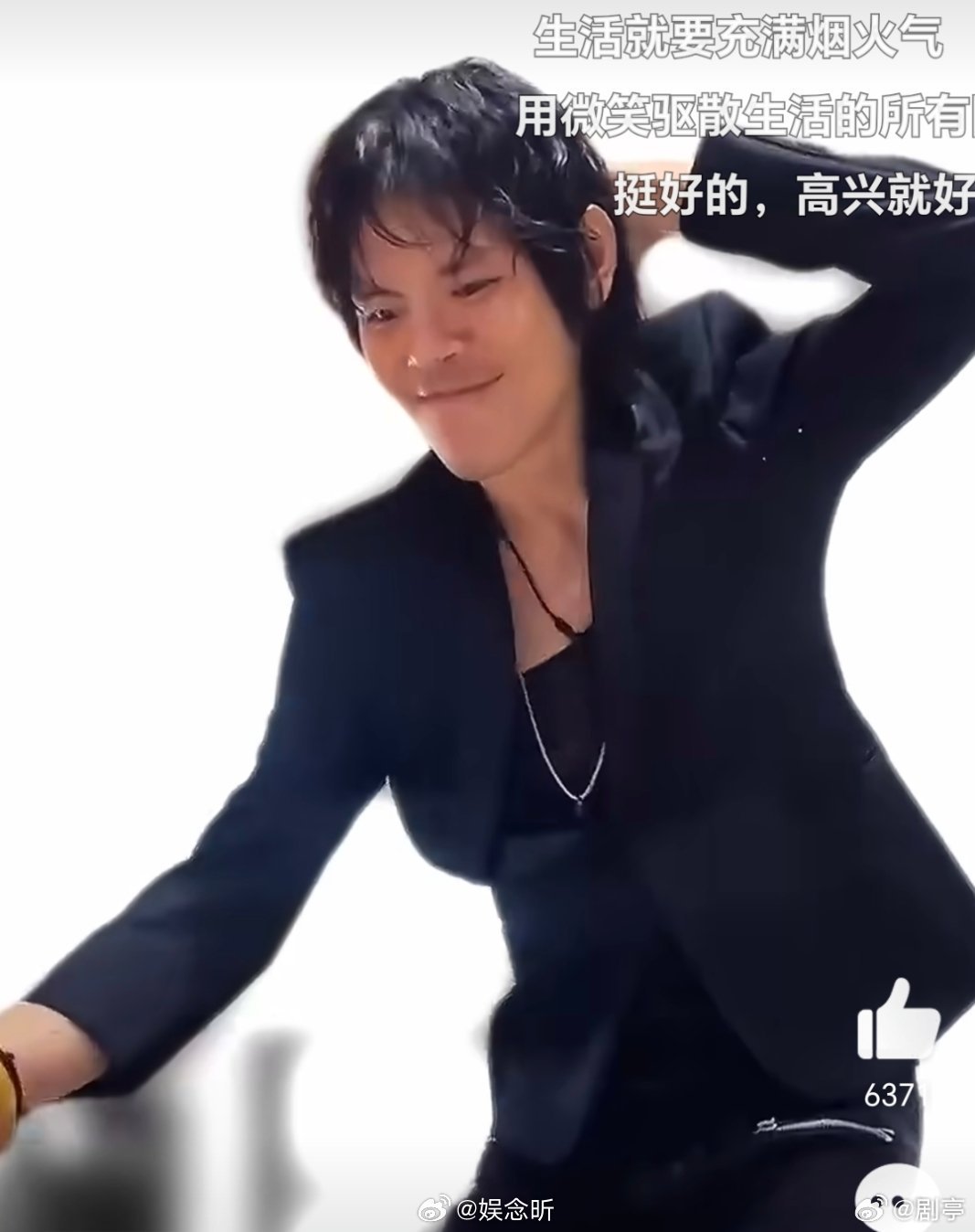 向佐说要逼我营业吗面对持续的镜头与提问，向佐发出要逼我营业吗的感慨，流露内心真实