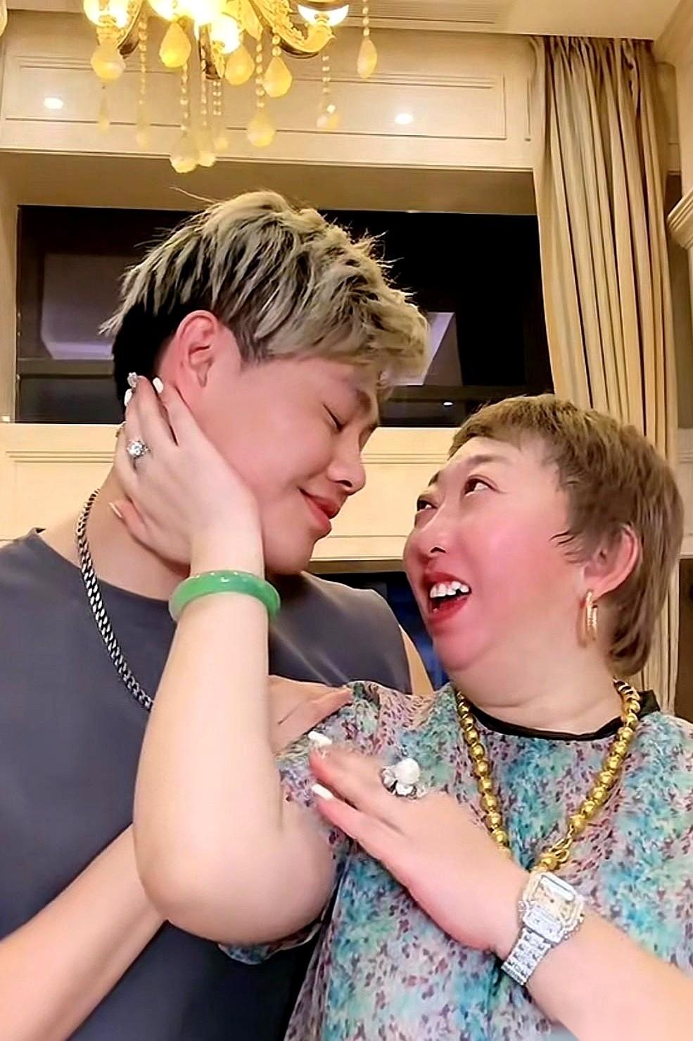 大林子那个小老公，当初就是冲着她的钱来的。
这事儿不丢人，也别美化。一个离了婚、