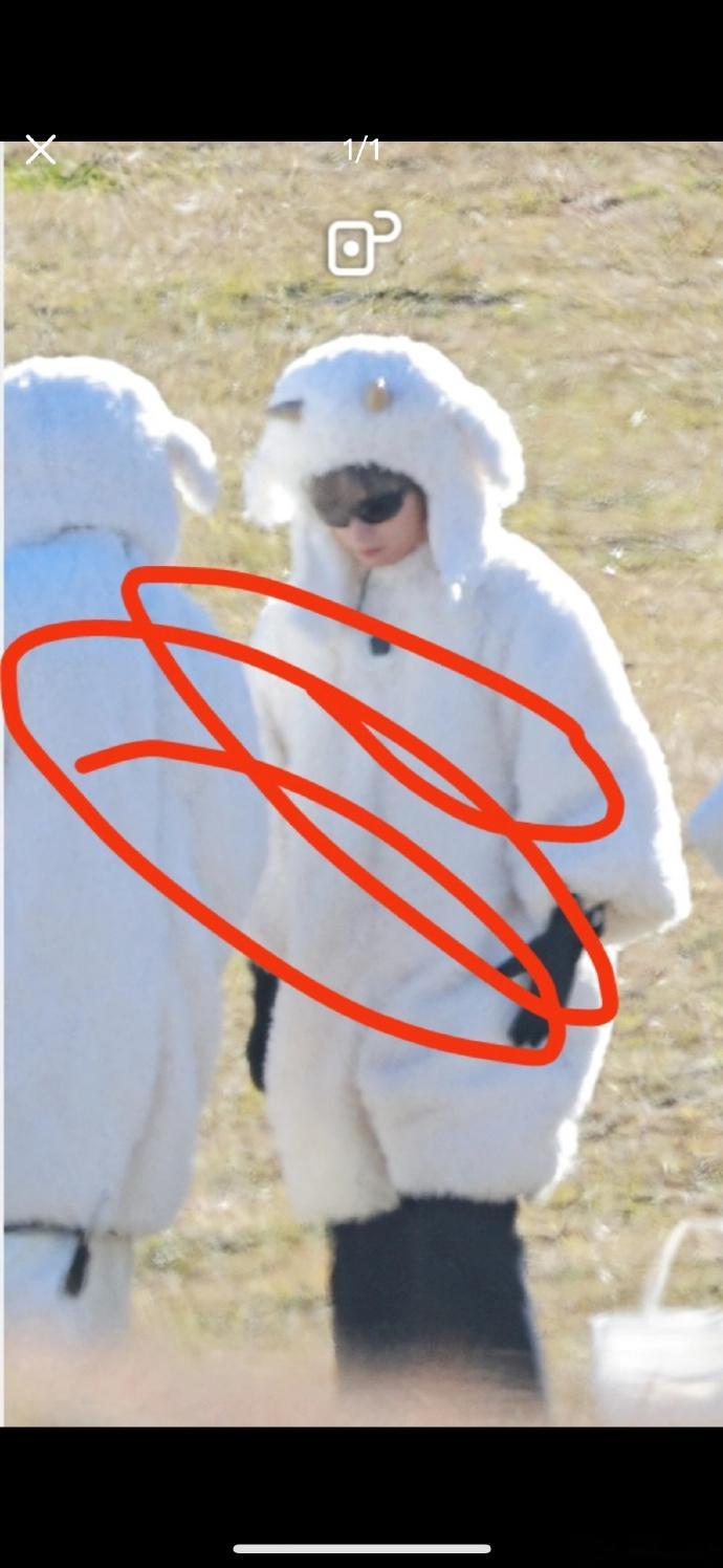 刘耀文 cos 小白羊的模样契合绵羊塑定位，自然流露的灵动感，让形象更显鲜活且富