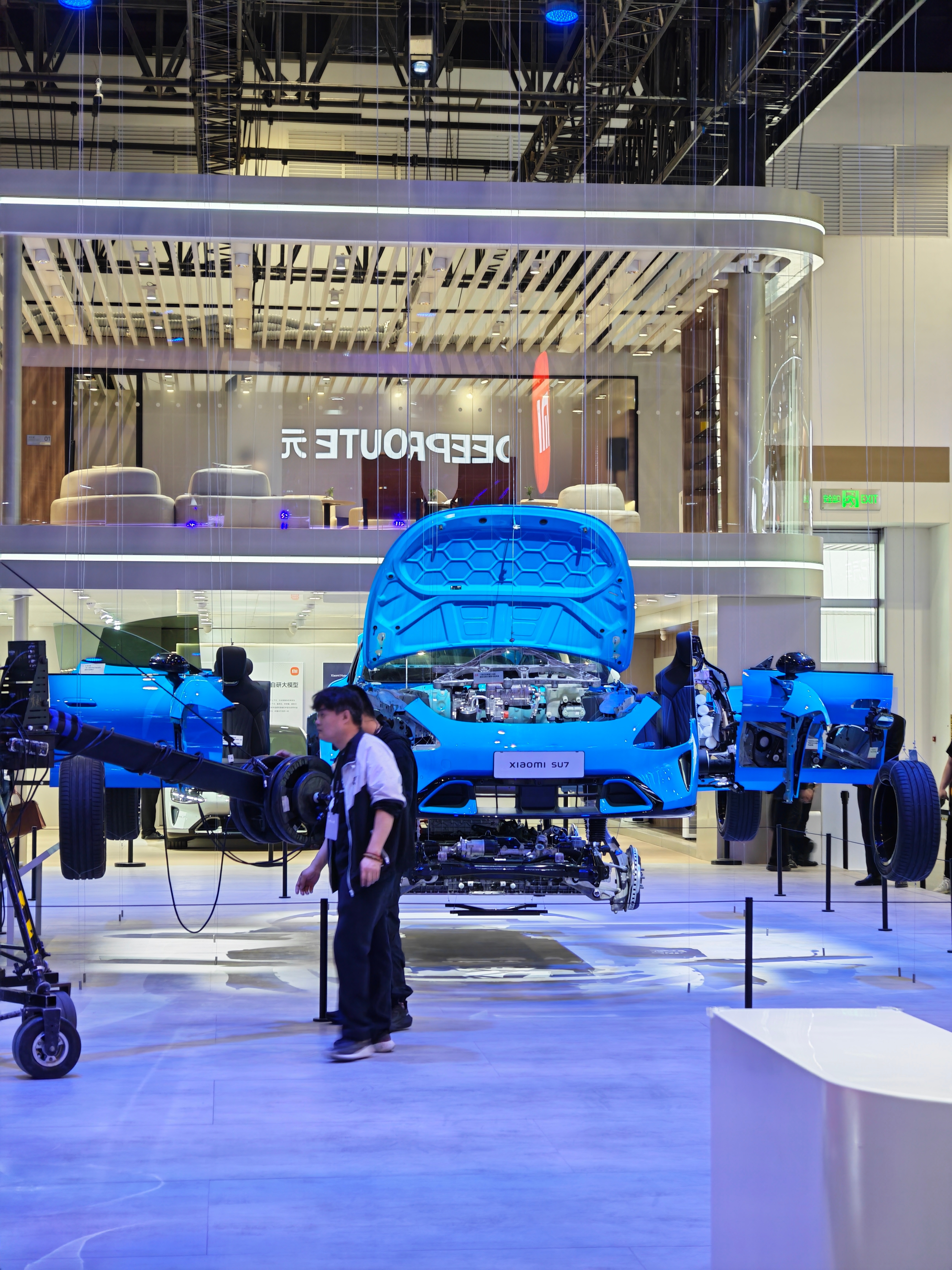 先来看看这台官方拆解的小米SU7 