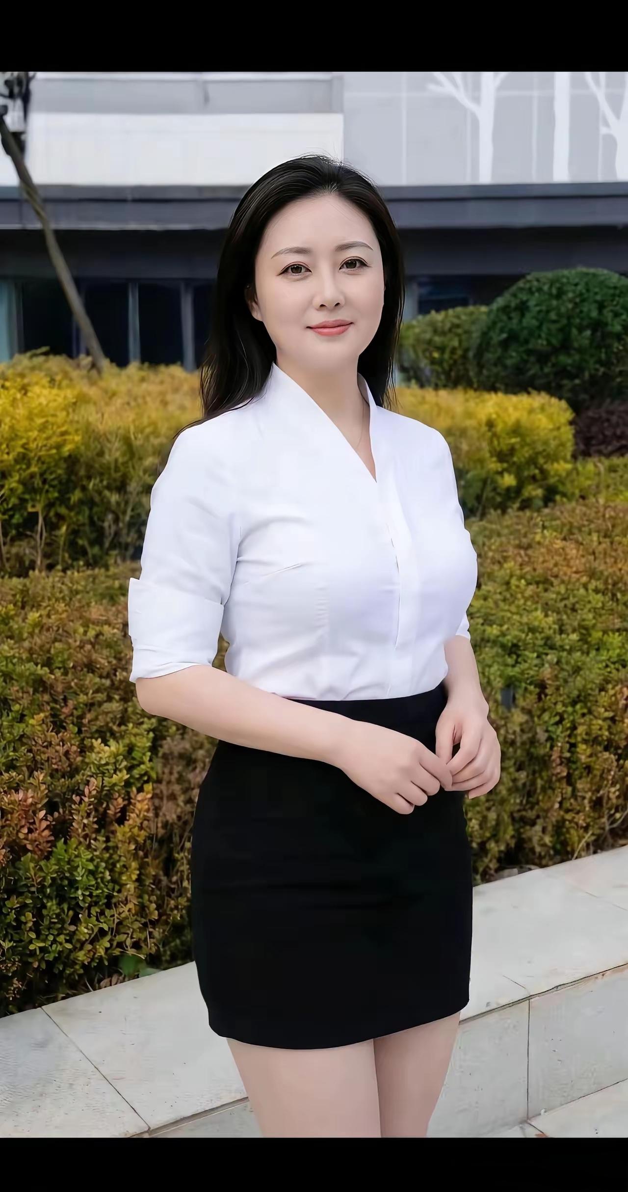 很多人觉得四十岁女人青春不再，可实际并非如此。
四十岁的女人有丰富的阅历，她们自