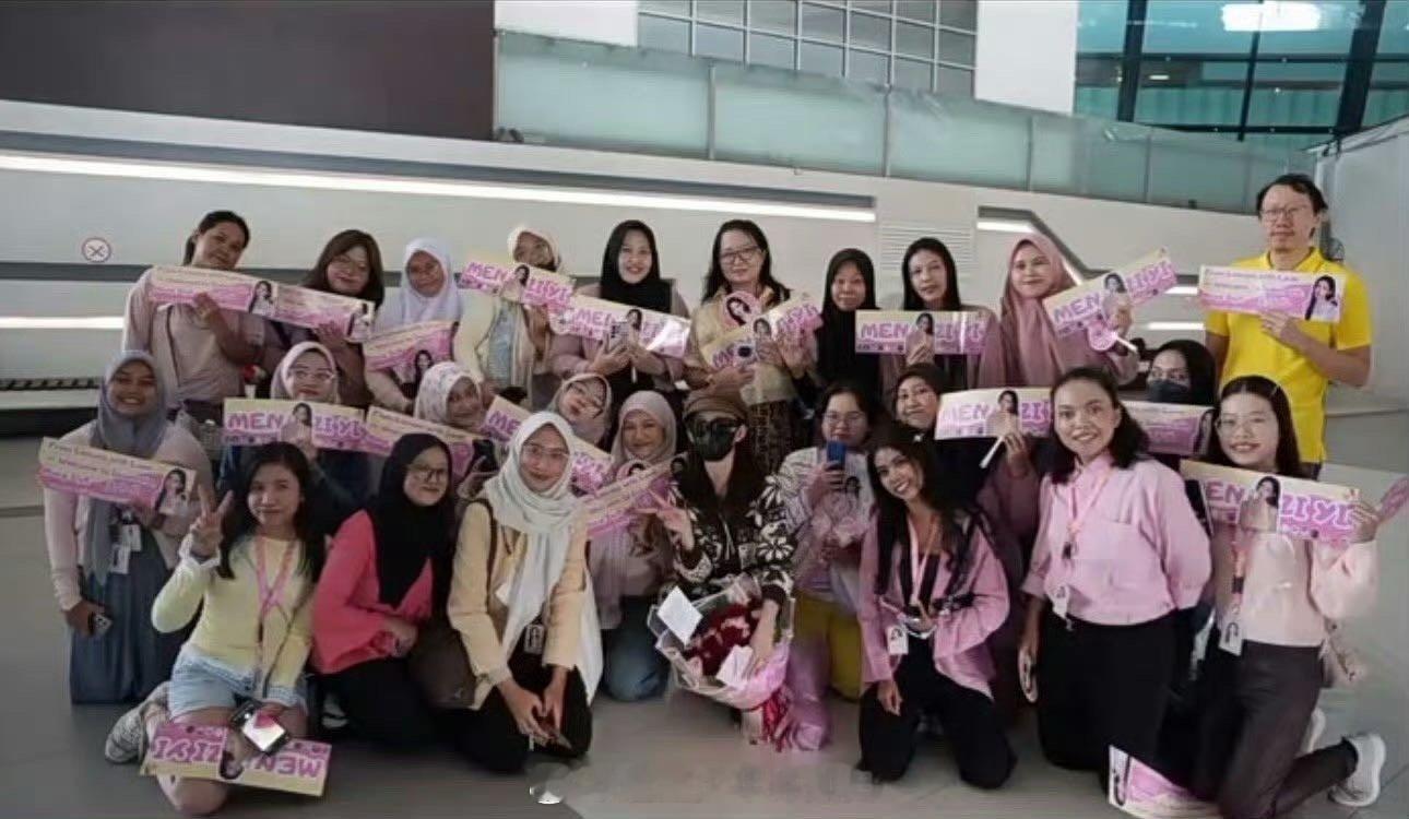 孟子义用真诚打动海外粉丝！机场亲切合影耐心交流，展现中国演员的国际化风范。从荧幕