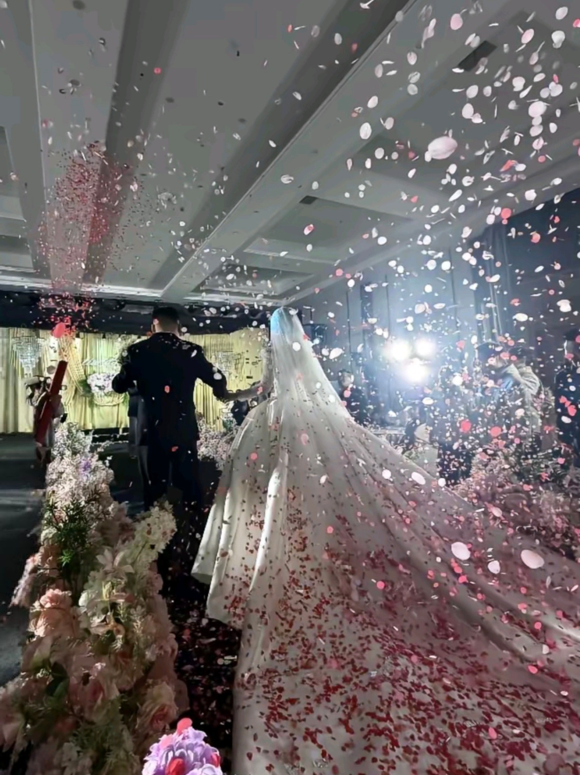 上半年全国离婚登记138.3万对今年上半年全国结婚登记327.5万对离婚登记同比