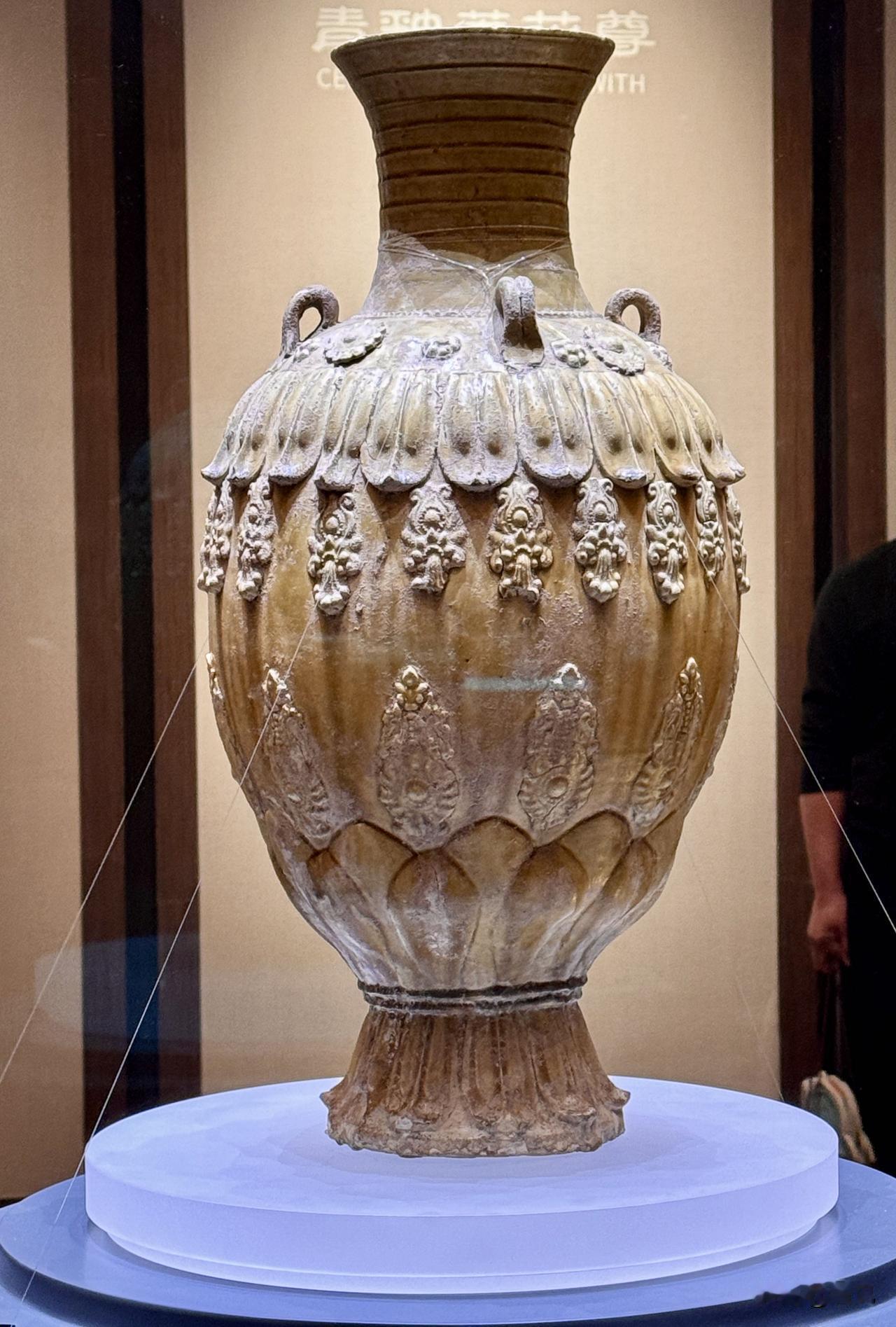 淄博陶瓷琉璃博物馆
 馆内藏有1.6万余件陶琉精品，纵贯万年。镇馆之宝北朝青釉莲