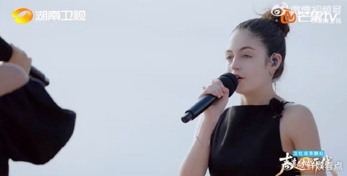 她为她弹琴伴奏，她为她唱出心底的歌。这种相互成就、彼此照亮的感觉，在舞台上太动人