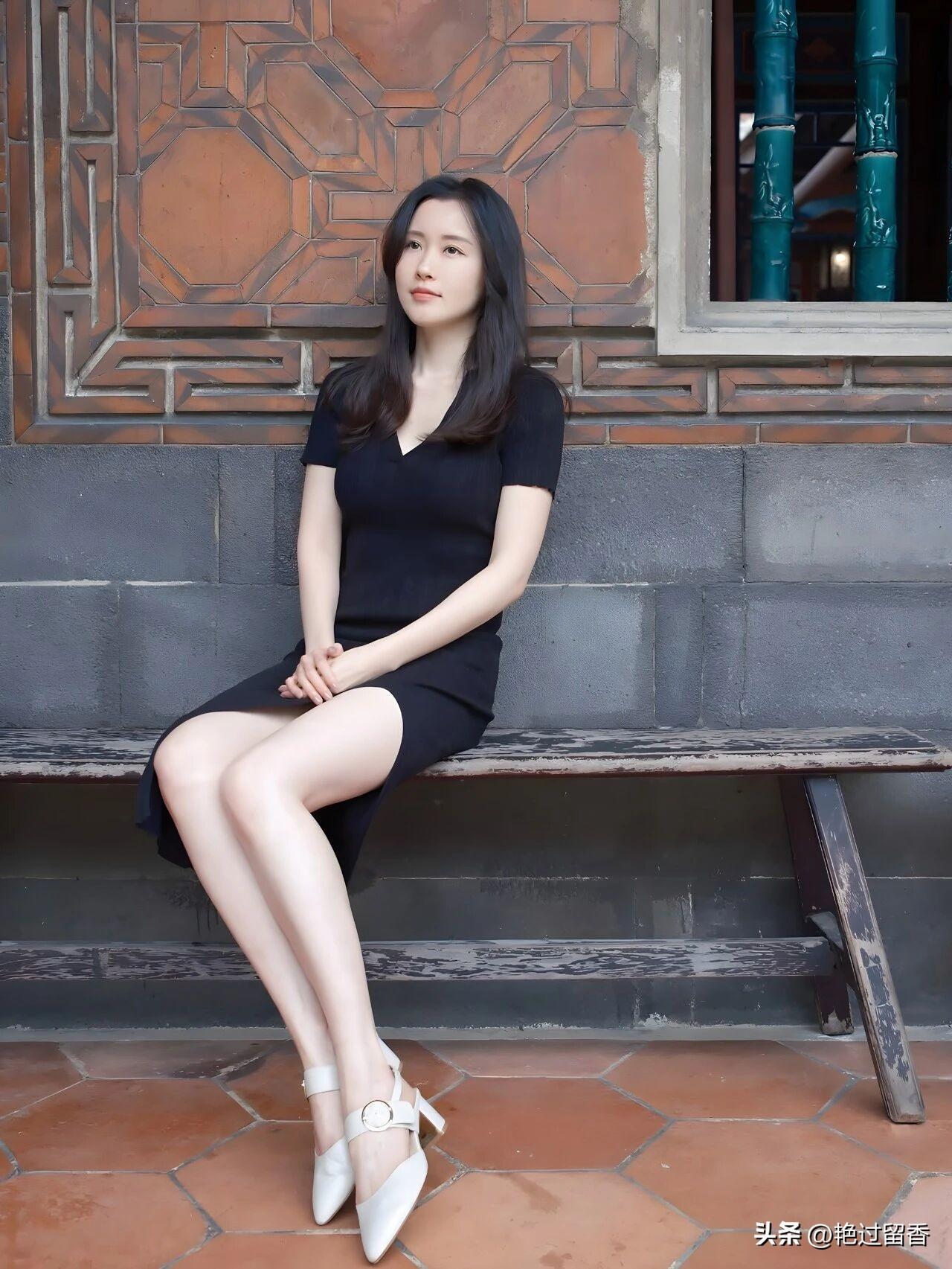 优雅黑裙，静坐古风长凳，岁月静好。时尚穿搭,今天穿什么?