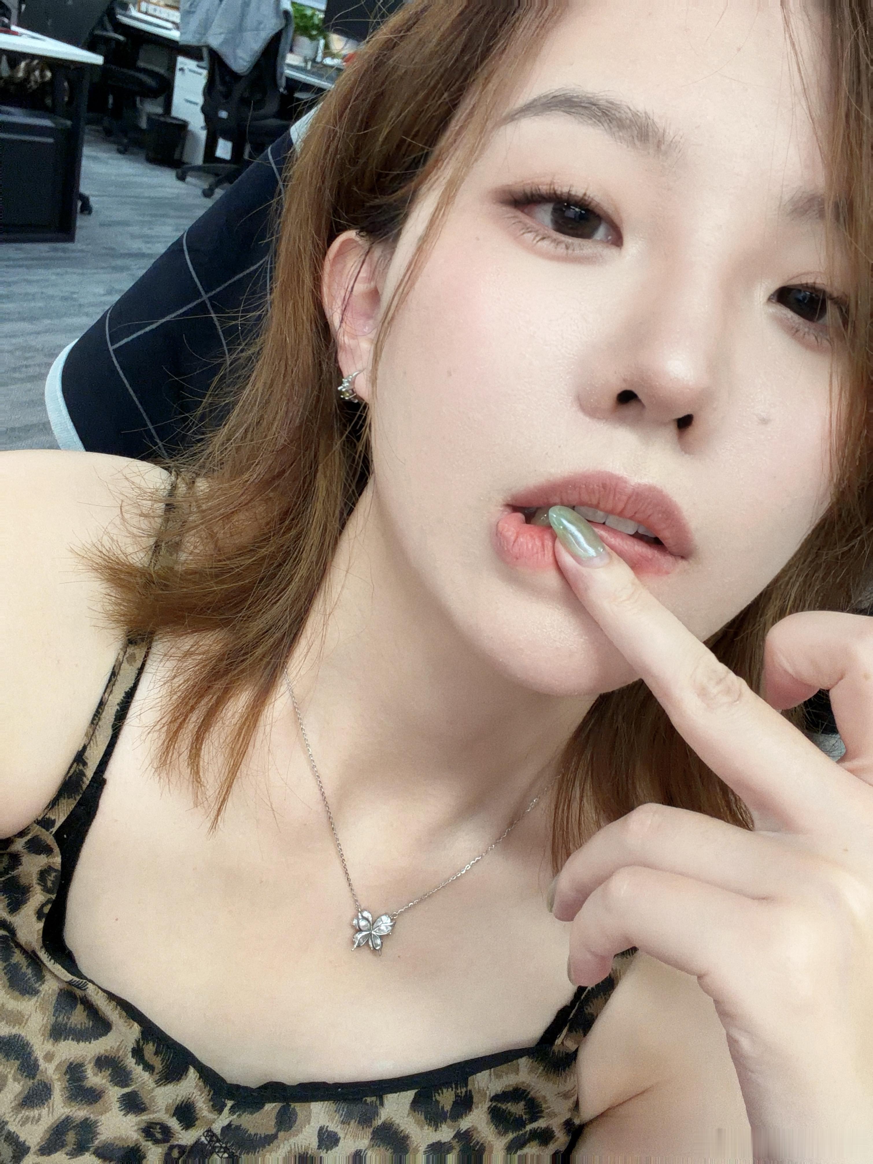 最近对上班达到了一个厌恶的顶峰 现在又在加班最近制造快乐的方法是：在家一边打乙游