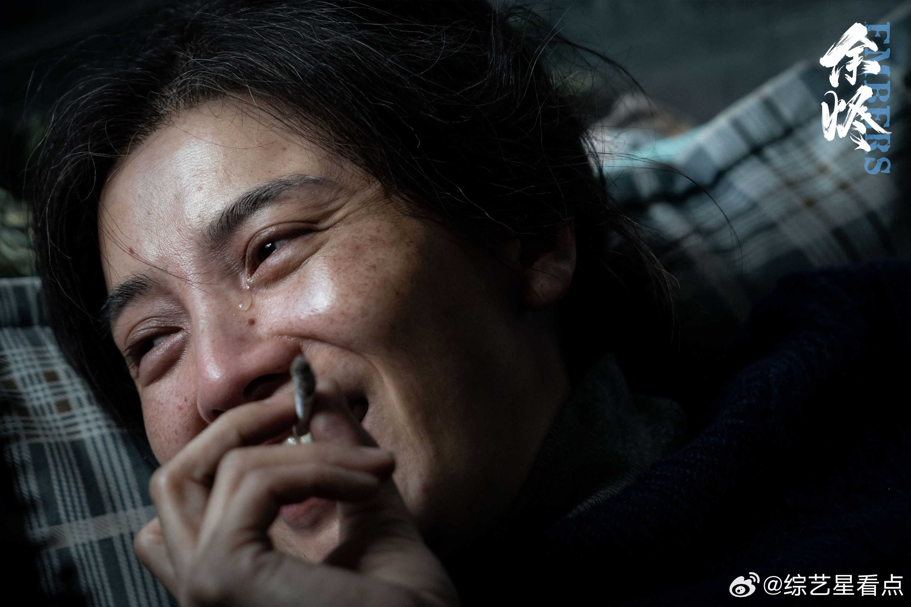 宋佳新片寸头造型好炸裂 宋佳为《余烬》牺牲太大了！寸头造型打破所有固有印象，雀斑