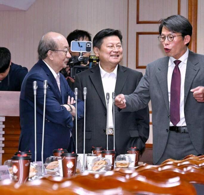 即便赖清德已表态支持民进党团干部改选，但党团总召柯建铭仍坚称任期至明年2月，并向