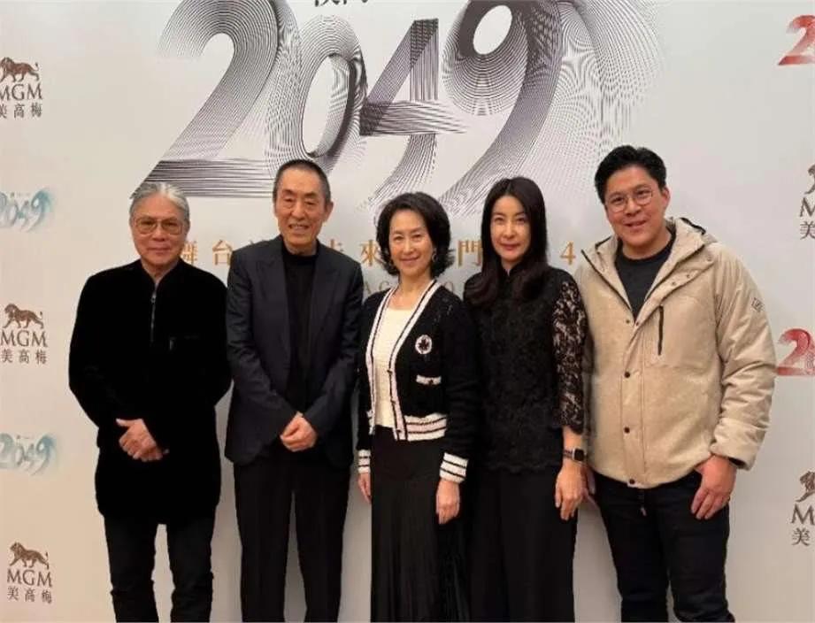 在这次《澳门2049》的演出中，张艺谋展现了他依然不减当年的卓越才华，何超琼邀请