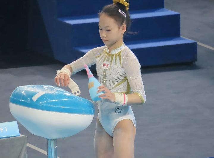 这个小姑娘正在练习平衡木呢。怎么样拍照能让女生看起来更美 运动员的苦,谁能体会?